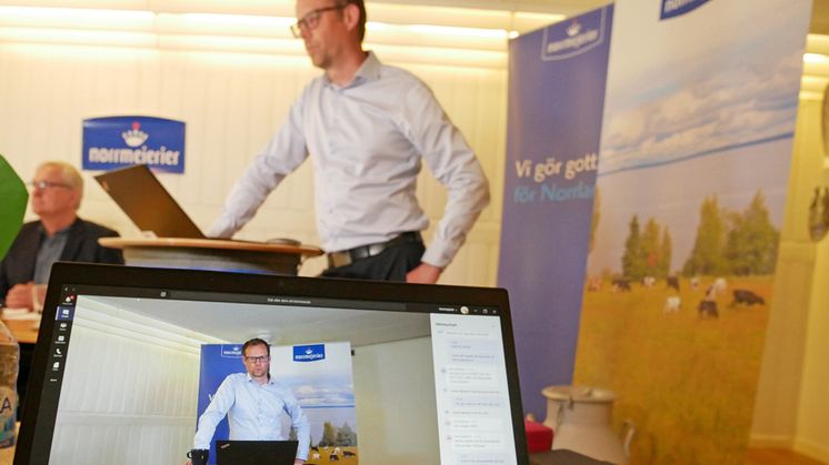 Anförande från VD Anders Fredriksson vid Norrmejeriers digitala stämma. Presidiets ordförande Herbert Nyman i bakgrunden. Foto: Camilla Waara