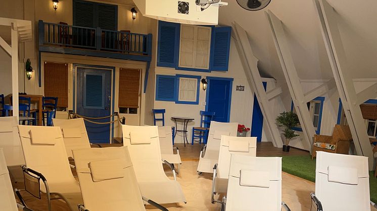 I ett medelhavsinspirerat solrum på Sunlight Resort Bergby Gård i Roslagen kan besökare förflytta sig till grekisk sommar och tanka D-vitamin mitt i vintern.