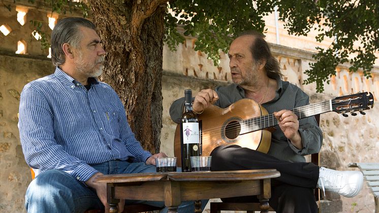 Paco de Lucia med sin vän och gitarrbyggaren Antonio Morales på Mallorca diskuterar gitarrer. FOTO : Gabriela Canseco