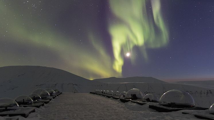 Nordlyset danser over Kjell Henriksen Observatoriet. Foto: Mikko Syrjäsuo