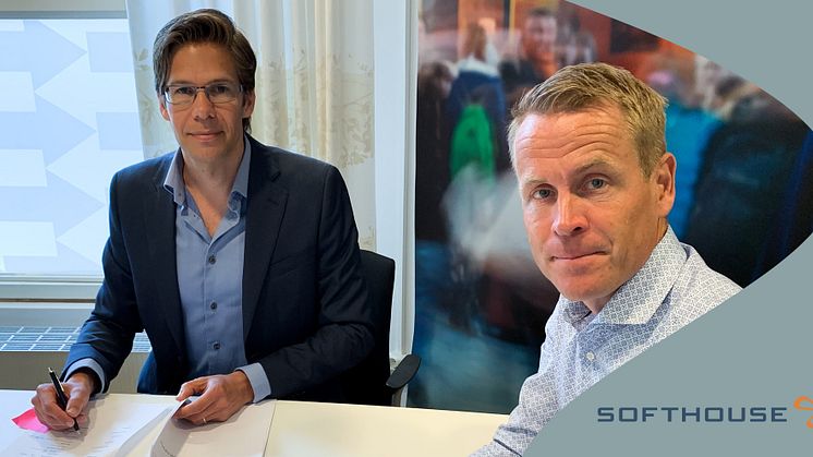Ola Persson, Affärsansvarig för Mobila biljettlösningar på Softhouse och Linus Eriksson, trafikdirektör Skånetrafiken, vid signeringen av avtalet