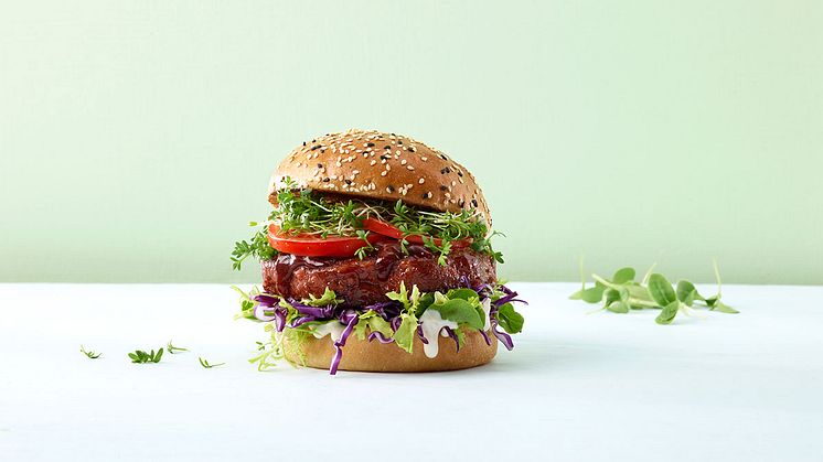 Denne våren kan forbrukerne finne Naturli`s plantebaserte burger med norske åkerbønner hos Meny, Spar og Oda.