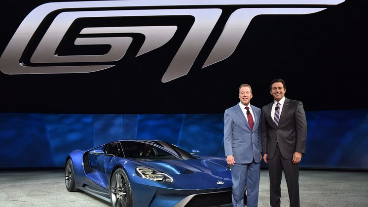 Toppsjefen for Ford Motor Company Mark Fields og styreformann Bil Ford avduker nye Ford GT på den internasjonale bilutstillingen i Detroit
