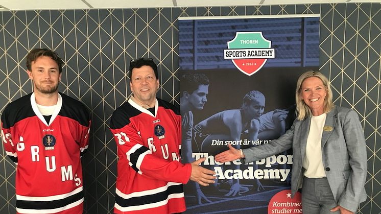 Thoren Business School Karlstad och Grums IK förlänger sitt samarbete med hockeygymnasiet.Grums-duon Johan Erkgärds och Anders Lundqvist tillsammans med Thoren Business Schools rektor Lena Bjuresäter.