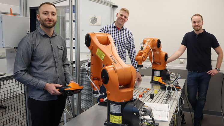Nikolaj Merkel, Andreas Janzen und Thorben Kalkuhl (v.l.) entwickelten die Roboteranlage im Rahmen einer Projektarbeit am Berufskolleg Technik in Siegen. 