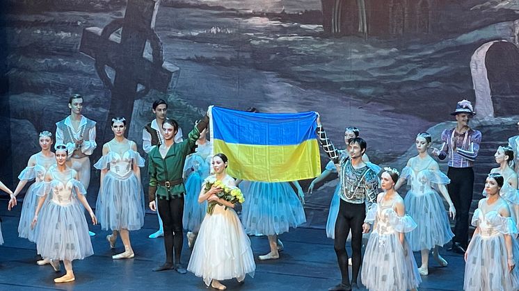 Dansarna poserar med den Ukrainska flaggan. Foto: Kyiv Grand Ballet. 