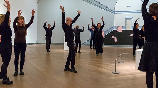 Dans för Parkinson med Balettakademien, här dansklass på Moderna Museet.