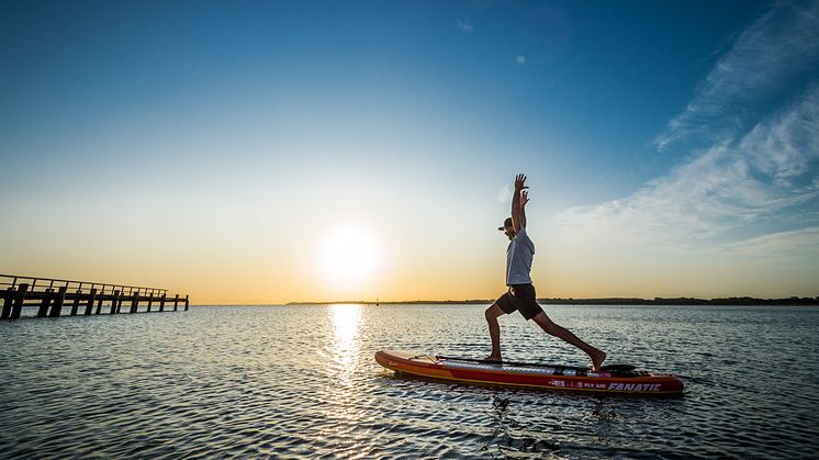 Lübeck, Travemünde: Seebad, Yoga på et Stand Up Paddle Board © LTM; F: Olaf Malzahn