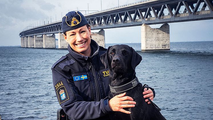 Årets narkotikasökhund Atte med sin förare Josefin Frid. Foto: Anders Roos