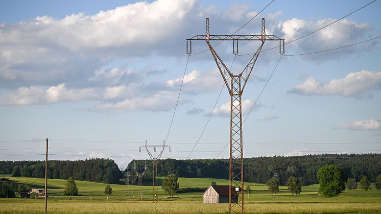 Die LEW Verteilnetz GmbH (LVN) beginnt mit den Arbeiten zur Erneuerung der 110-kV-Hochspannungsleitung zwischen Dinkelscherben und Balzhausen. (Bildnachweis: Thorsten Franzisi / LEW)