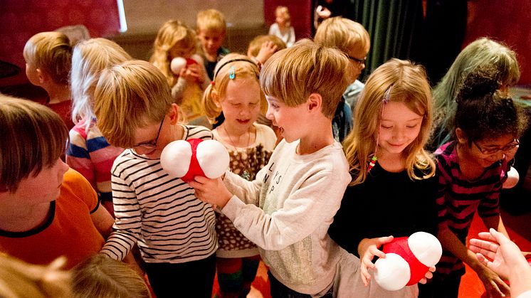 Sedan inbjudan gick ut har över 400 klasser anmält sig, från hela Sverige och till och med från Finland. Det innebär att cirka 10 000 barn och pedagoger kommer att delta.