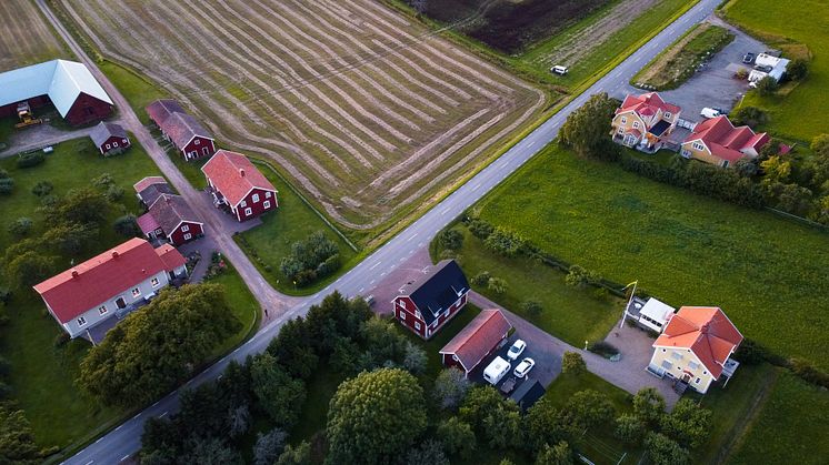 Att måla om utvändigt är den vanligaste planerade åtgärden på svenskagårdar enligt Lantbruksinvest från Byggfakta. Foto: Adobe Stock