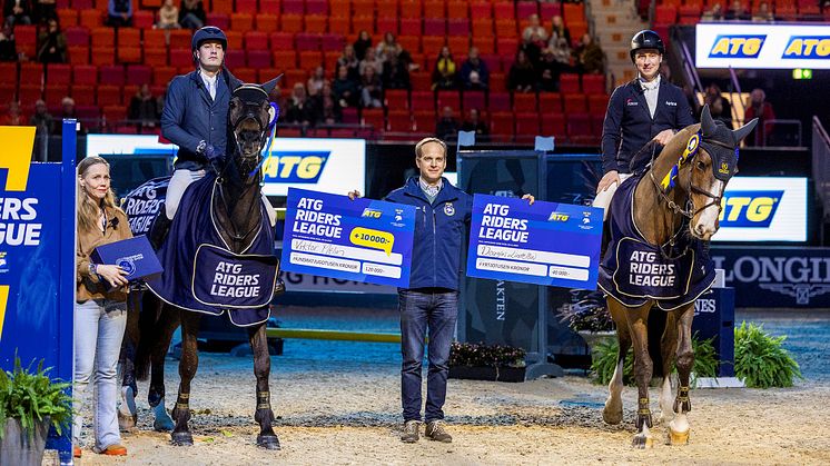 2023 års segrare i totalfinalen under Gothenburg Horse Show: Viktor Melin och Douglas Lindelöw, tillsammans med förbundskapten Henrik Ankarcrona. Foto: Roland Thunholm