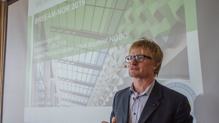 Anedrs Nohre-Walldén, utviklingssjef i NGBC, presenterte innholdet i BREEAM-NOR 2016 under lanseringsfrokosten onsdag morgen. Foto: Sindre Sverdrup Strand, Byggeindustrien