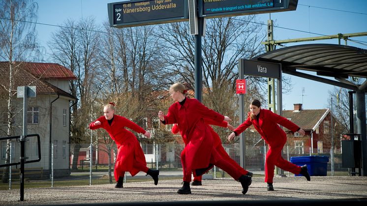 Kompani Catapult dansar på stationen i Vara.