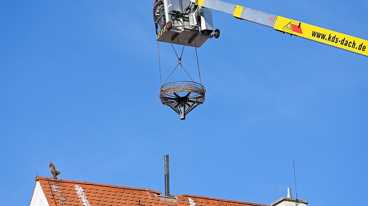 Die sichere Nisthilfe wurde in Burgau im Landkreis Günzburg mit einem Kran auf ein Hausdach am Kirchplatz gehoben. (Foto: wz-Foto/LEW)