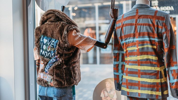 Textilkonstnärerna från Kulturlabbet gör remake på outfits från Hede Fashion Outlet 