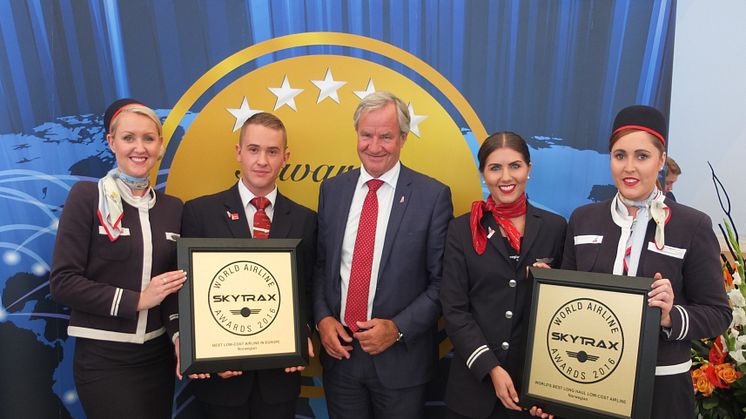 Norwegianin toimitusjohtaja Bjørn Kjos ja henkilökuntaa SkyTrax World Airline Awards -tilaisuudessa 12.7.2016