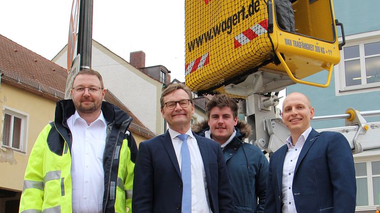 Bürgermeister Herbert Lichtinger (o.l.) und Vorstandsvorsitzender Reimund Gotzel (2. v.l.)  bei der Einweihung der 200 000. LED-Straßenleuchte.