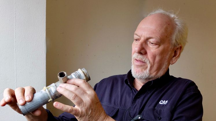 Björn Carlsson, QTF, inspekterar korrosionsskador som lett till läckage i värmesystem