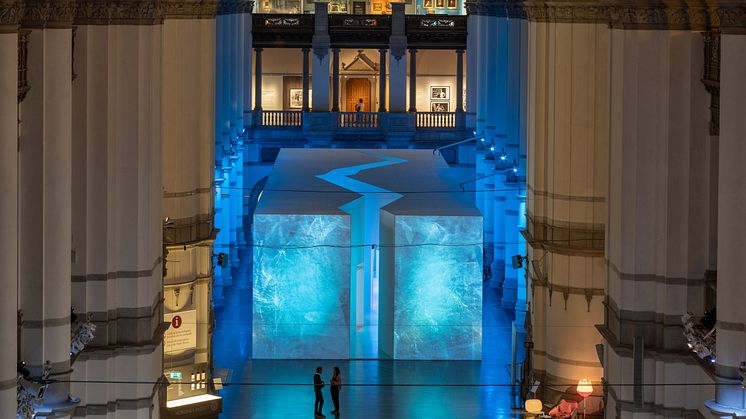 I Stora hallen på Nordiska museet med sina 126 meter och 24 meter i tak visas utställningen Arktis – medan isen smälter. Foto: Henrik Zeitler / Nordiska museet.