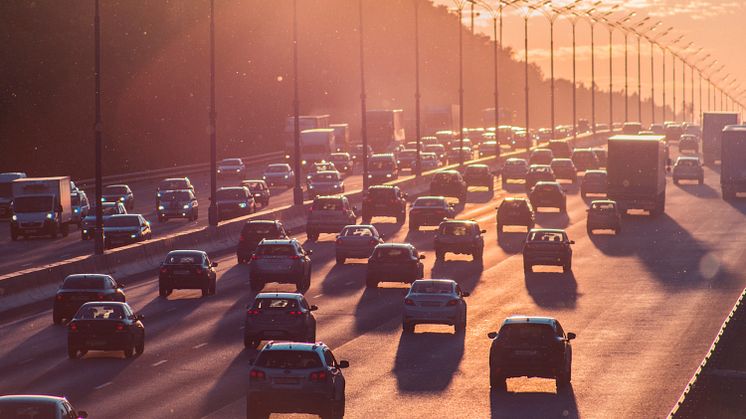 Luften inne i bilen kan vara 15 gånger mer förorenad än på vägen utanför, enligt en engelsk rapport från 2014. (Se länk längre ner). Bild: Unsplash.com