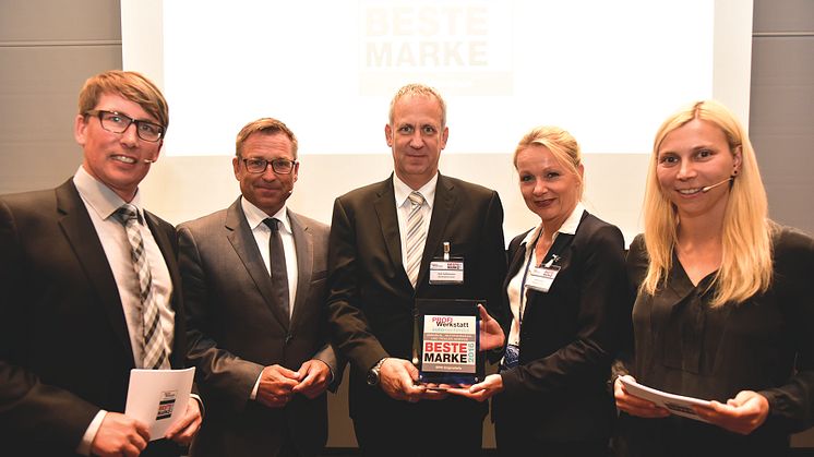 Dirk Hoffmeister, Leiter des BPW Aftermarket (Mitte), und Katrin Köster, Leiterin Unternehmenskommunikation bei BPW (2.v.r.), nahmen den Award stellvertretend für die BPW Gruppe entgegen