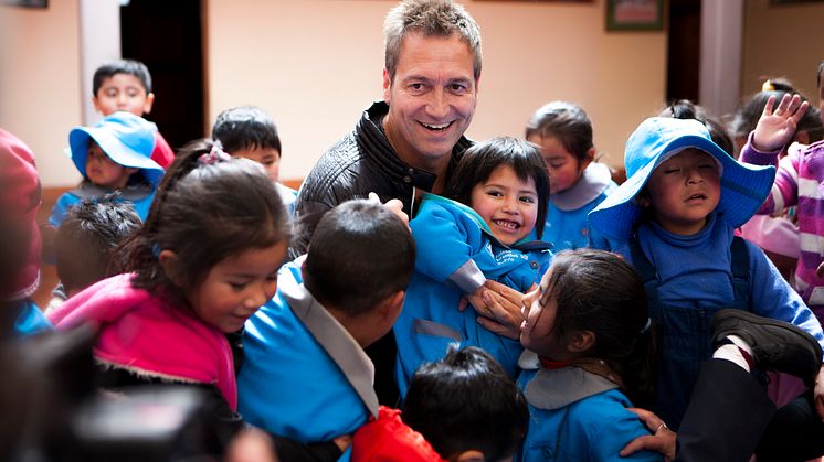 Dieter Nuhr in Bolivien mit Kindern, die von den SOS-Kinderdörfern weltweit unterstützt werden. Jetzt hat der Comedian eine Spendenaktion für die Kinder gestartet. Foto: RTL/Daniel van Moll