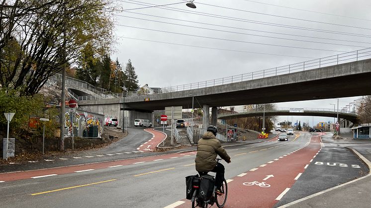 Flaskehals: Etter flere års anleggsarbeid er sykkelveien i Østensjøveien endelig slik den skal være - i utmerket stand med ny, rød asfalt. Foto: Sporveien