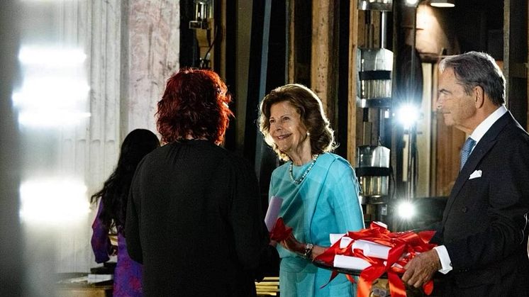 Malin Lindberg fick diplom av drottning Silvia vid en ceremoni på Drottningholms slottsteater.
