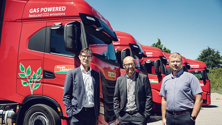 Fra venstre: Kåre Neergaard, Business Line Manager Medium/Heavy Trucks hos IVECO, Thomas Corneliussen, koncerndirektør i Frode Laursen og Jan Skov Pedersen, teknisk chef i Frode Laursen