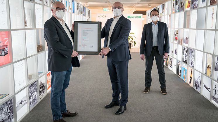Sjefredaktør markt intern Hans Georg Pauli (til venstre) gir Christophe Gourlan, internasjonal salgssjef, Hansgrohe SE (midt) og Stefan Schraff, salgssjef og styremedlem i Hansgrohe Deutschland Vertriebs GmbH (t.h.) diplom for seieren.