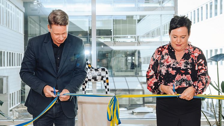 Jonas Erkenborn, vd HSB Bostad, och Eva Nordström, vd HSB Stockholm, inviger det nya kontoret den 4 september.  