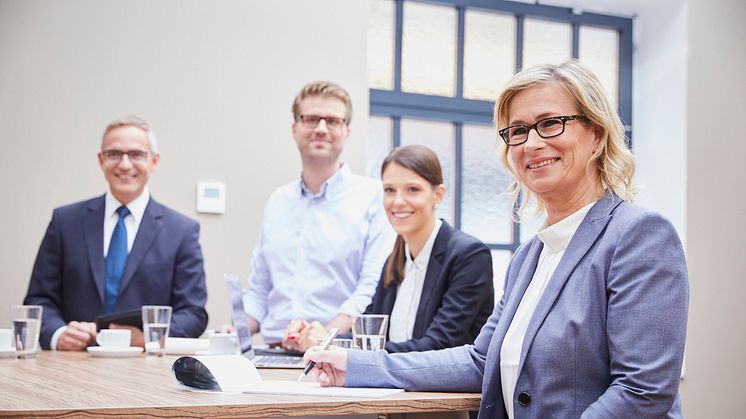 Barbara Höfel (right) in a meeting with employees: being both supportive and challenging is a central ideal that the company has embedded firmly in its HR policy. 