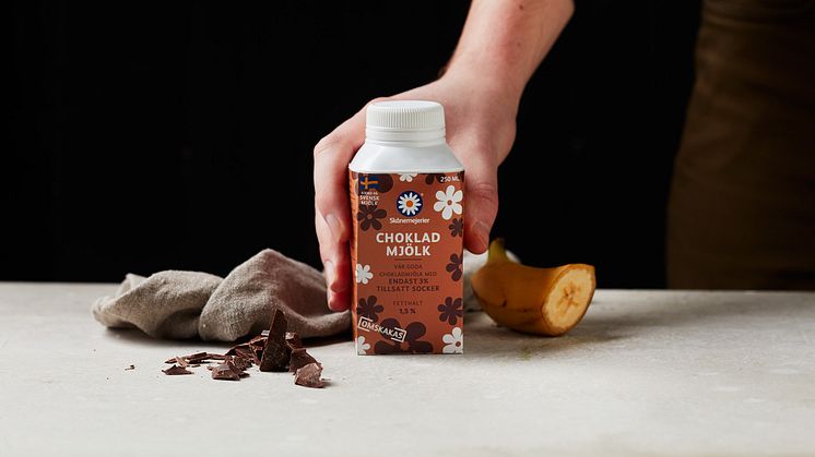 Skånemejeriers chokladmjölk har gjort stor succé i hela Sverige, och lanseras nu även i en praktisk on-the-go och klimatsmart förpackning