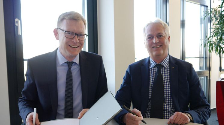 Bayernwerk-Netz-Geschäftsführer Wolfgang Hildebrand (l.) und Stadtwerke-Ingolstadt-Netze-Geschäftsführer Hubert Stockmeier haben einen langfristigen Vertrag zum Betrieb einer Blindleistungskompensationsspule unterzeichnet.