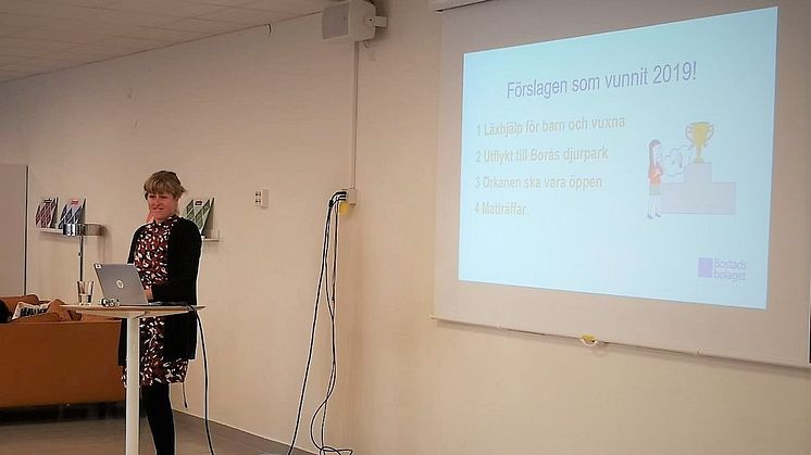 Hilda Wenander, utvecklingsledare på Bostadsbolaget, presenterar de fyra förslag som kommer genomföras med hjälp av boendebudgeten.