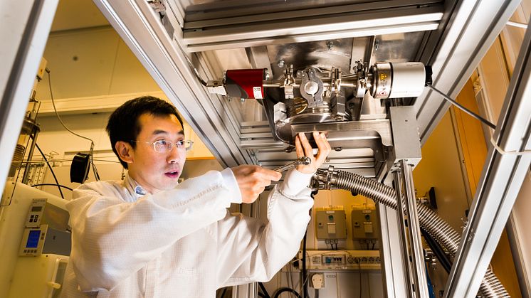 Jianwu Sun vid Linköpings universitet arbetar med reaktorn där kubiskt kiselkarbid framställs. Foto: Thor Balkhed/LiU