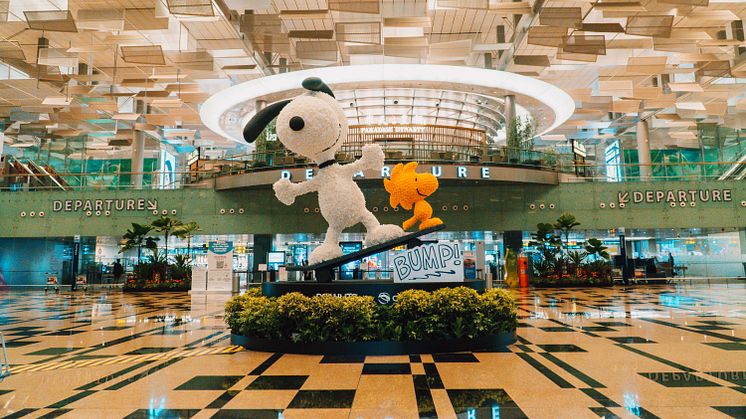  Pose with a 5-metres-tall topiary featuring Snoopy and his best pal Woodstock on a large-moving skateboard at Terminal 3!