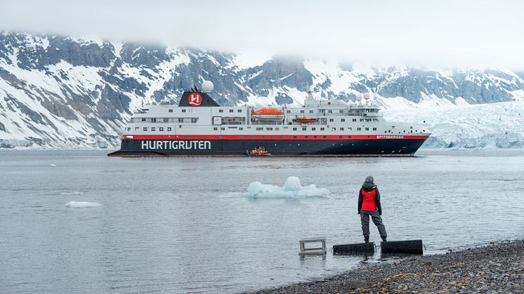 MS-Spitsbergen-i-Burgerbukta-Svalbard-Stefan_Dall_Hurtigruten