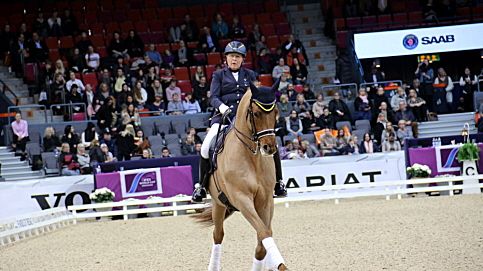 Louise Etzner Jakobsson mottog hyllningar och gratulationer för sina dubbla paralympicsbrons under 2016. Nästa lördag hyllas Louise Etzner Jakobsson igen, denna gång tillsammans med beridna vaktparaden. Bilden från Gothenburg Horse Show. Foto: SvRF