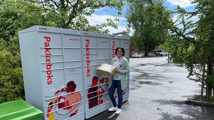 Posten kan nå tilby 3000 utleveringssteder i Norge. Det ble markert når Anneli Abrahamsen, distriktssjef for Posten i Østfold, aktiverte de nye pakkeboksene ved jernbanestasjonen i Rakkestad