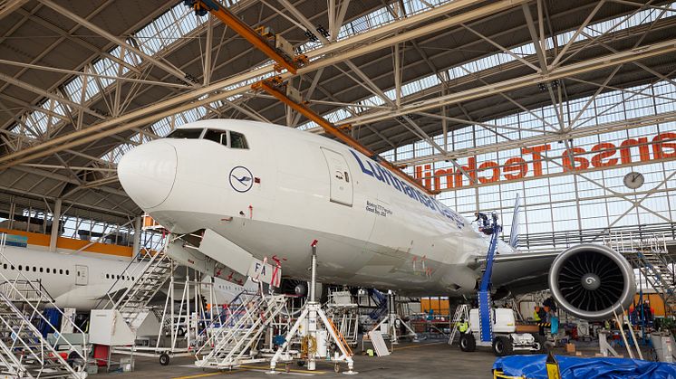 Bei Lufthansa Cargo hebt der weltweit erste Frachter mit der CO2-effizienten AeroSHARK-Technologie ab