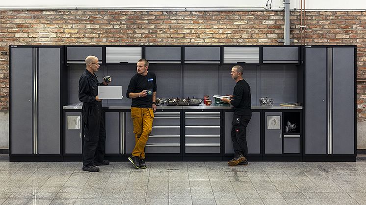 Lars, Ted och Magnus umgås med varsin kopp kaffe vid Verkstadsinredning basic, silver/svart ARTNR: 532672