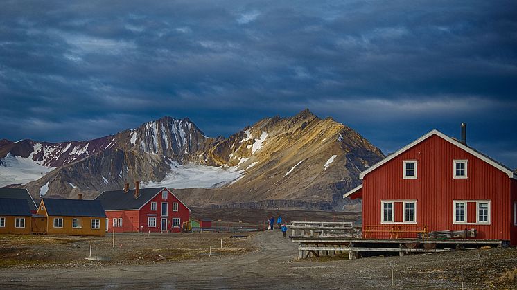 Complete-Spitsbergen-Expedition_Illustration-Photo_New-Alesund©Dominic-Barrington