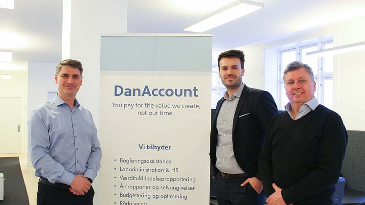 På billedet ses Business Area Director Tonni Nielsen fra Azets og de to partnere i DanAccount Semir Sirbubalo og Martin T. Bruun