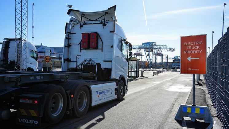 The first passage through the new priority lane for electric trucks, taking place at APM Terminals gate 4 in the Port of Gothenburg. Photo: Gothenburg Port Authority.
