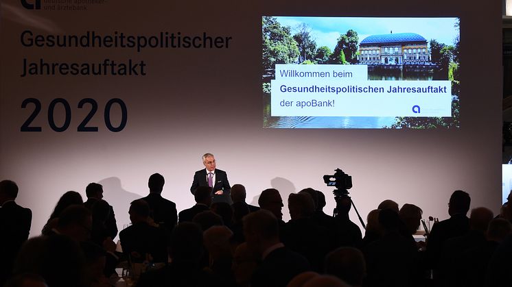 apoBank-Chef Ulrich Sommer begrüßt die rund 500 Gäste im Düsseldorfer Ständehaus