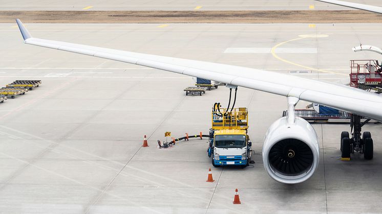 Ved at blande bæredygtigt flybrændstof (SAF) i flyenes brændstof mindskes udledningen af drivhusgasemissioner med 30 procent.