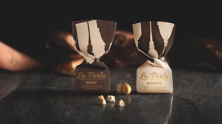 Mörk och vit chokladtryffel med ursprungsskyddade hasselnötter från Piemonte lanseras i ny design.